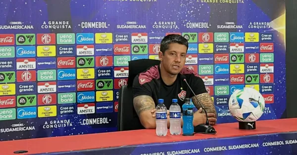 Carpini: Apoio ao Elenco do Vitória Após Derrota na Sul-Americana