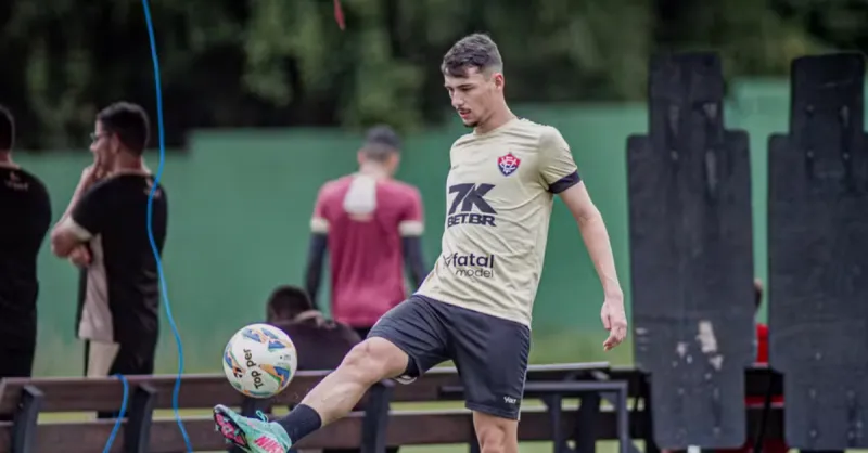 Claudinho fora do Vitória contra o Vasco: Desfalque na lateral no Brasileirão
