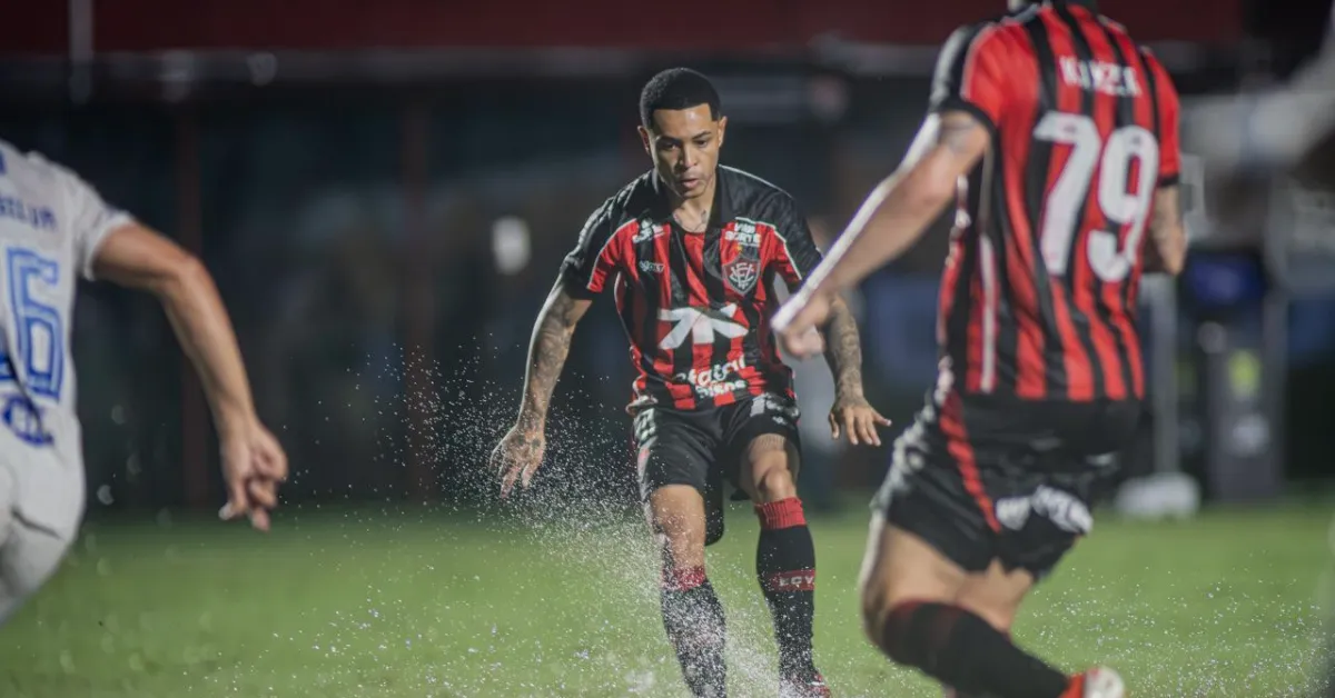 Vitória e Cruzeiro Empatam: Análise Crítica do Jogo no Barradão Encharcado
