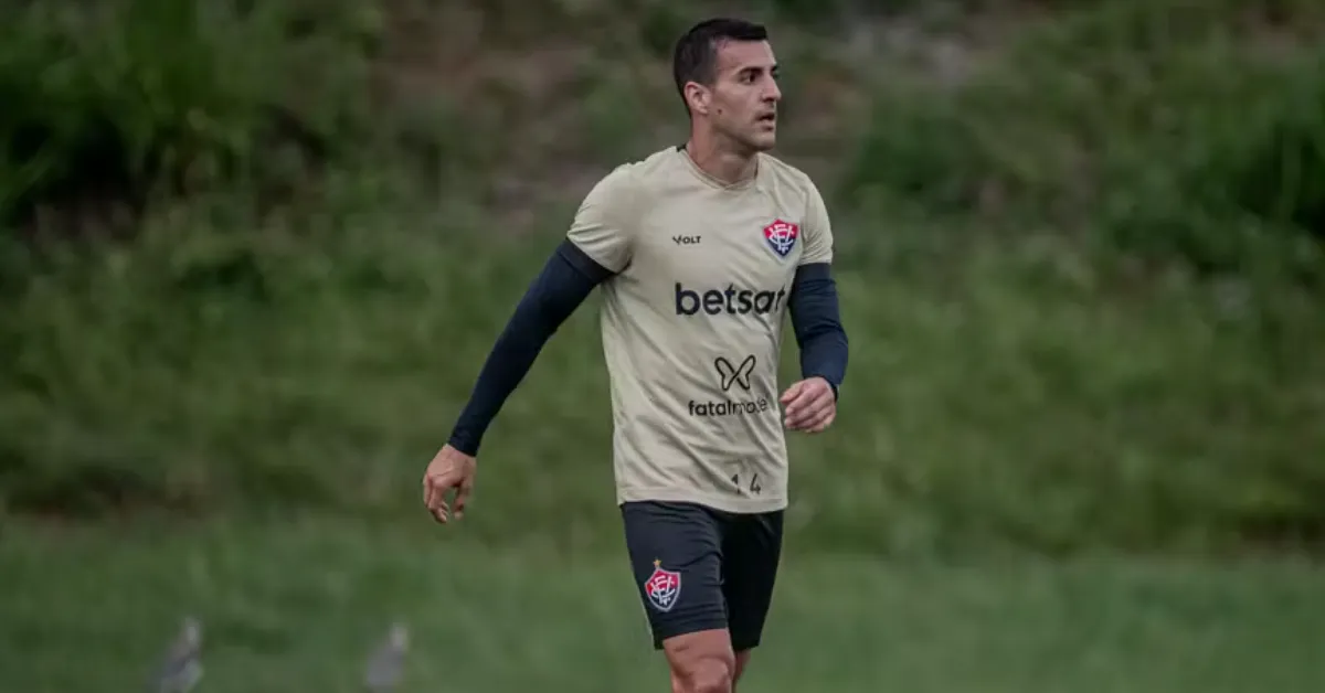 Lesão de Raúl Cáceres: Vitória Sem Lateral por Tempo Indefinido no Brasileirão