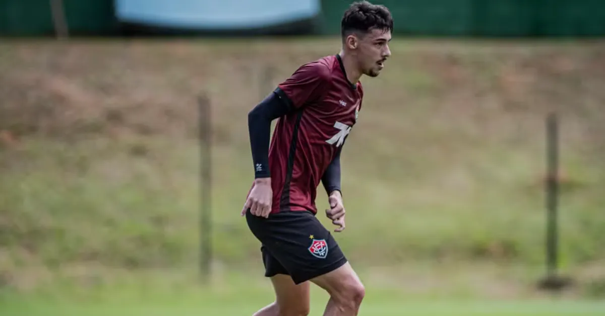 Vitória: Claudinho Assume Lateral Direita em Jogo Decisivo contra o São Paulo