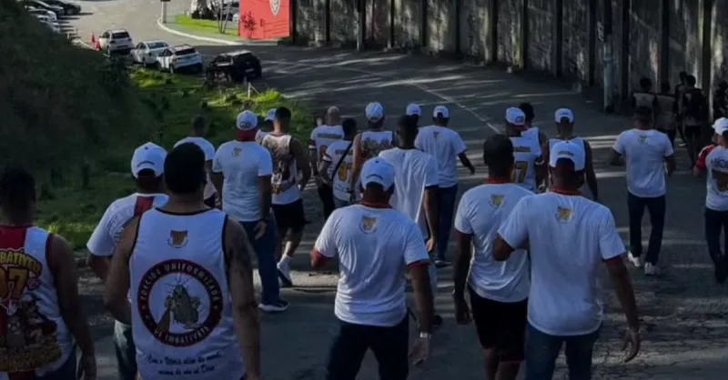 Torcida do Vitória Confronta Elenco Após Goleada: Os Bastidores da Cobrança no Barradão