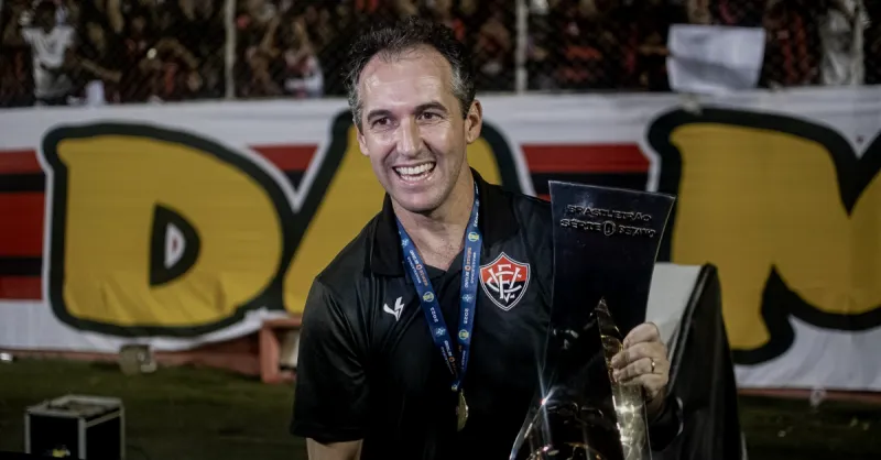 Léo Condé e o Reencontro Emocionante com o Barradão: Vitória vs. Ceará