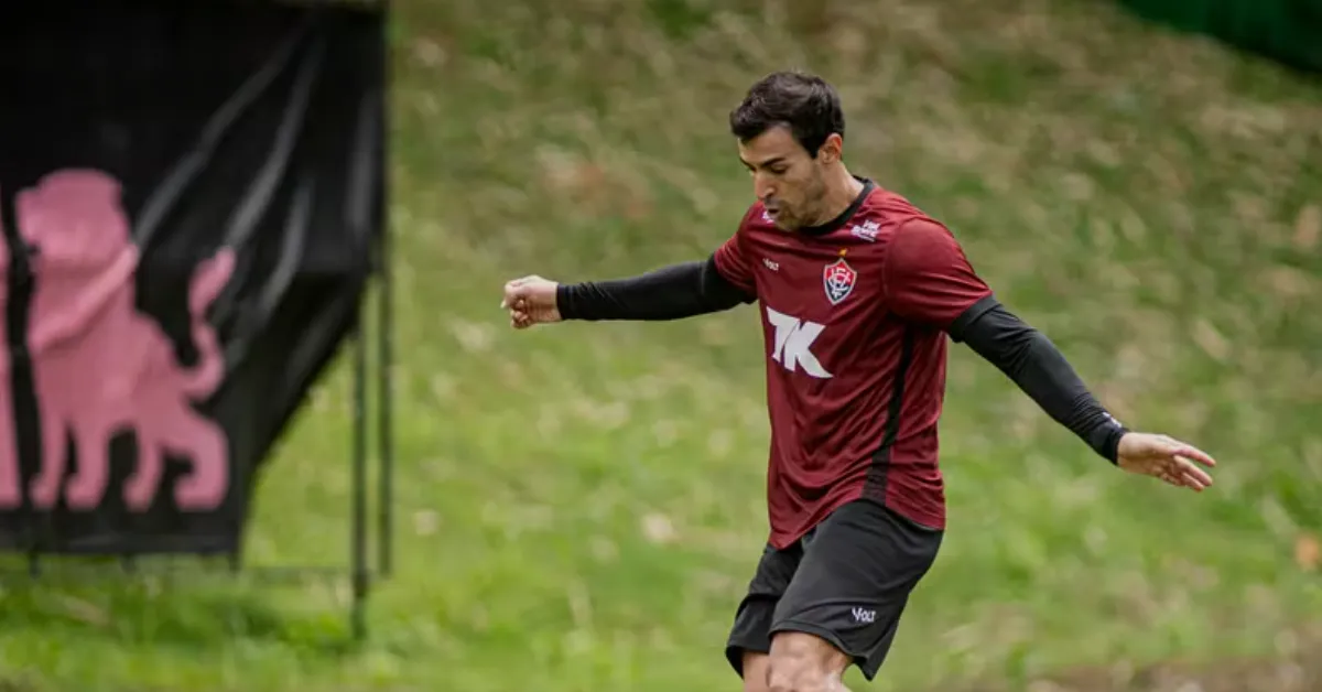 Vitória Reforçado: Cáceres Retorna para Confronto Crucial contra o Palmeiras no Brasileirão