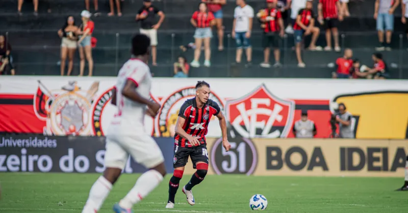 Vitória Enfrenta Bragantino: Análise Crucial do Jogo Aéreo e Desempenho Fora de Casa