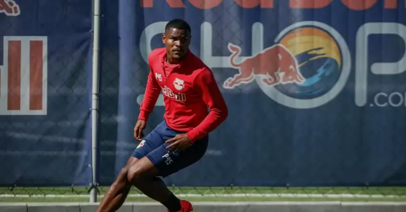 Vitória busca Nathan Mendes do Bragantino para reforçar lateral