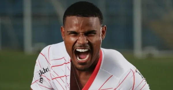 Vitória encaminha contratação de Nathan Mendes, lateral do Bragantino