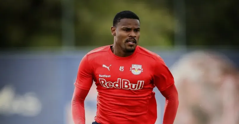 Vitória contrata lateral Nathan Mendes do Bragantino para reforçar elenco