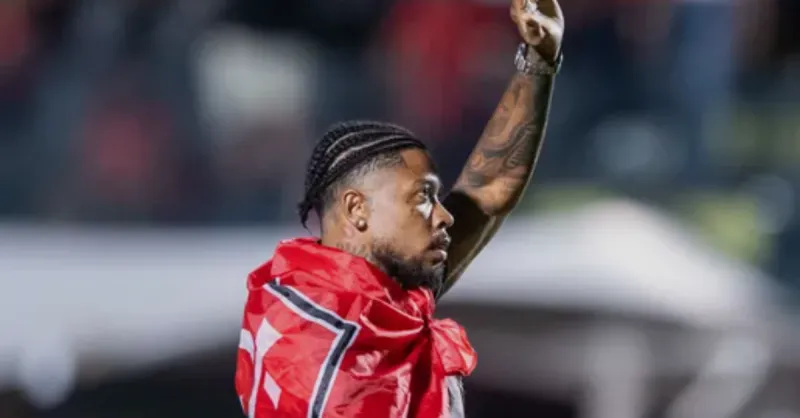 Marinho tatua escudo do Vitória e renova contrato até 2026: detalhes da homenagem e futuro do atacante